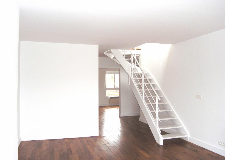 Séjour après démolition de cloisons et modification de l'escalier.