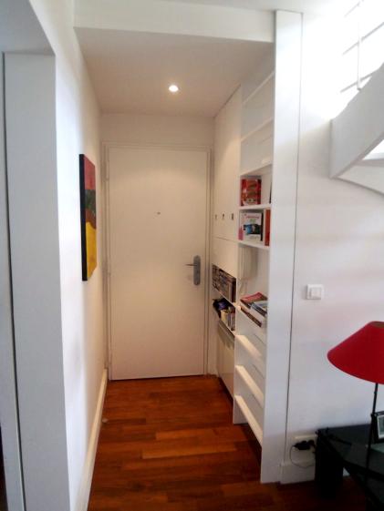 Entrée rénovée, avec nouvel éclairage et bibliothèque.