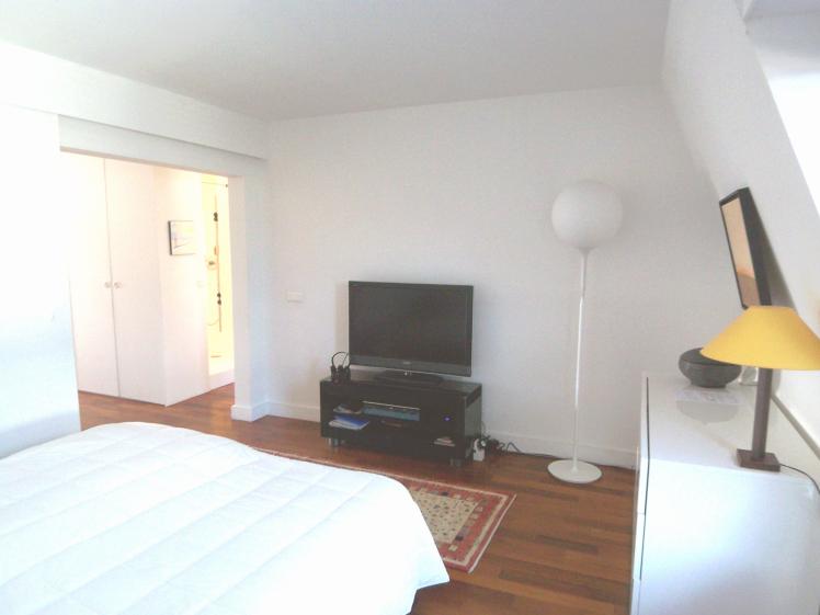 Chambre de la suite, ouverte sur le séjour par une large porte coulissante.