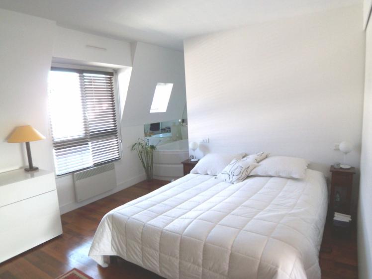 Chambre de la suite, ouverte sur la salle de bains.