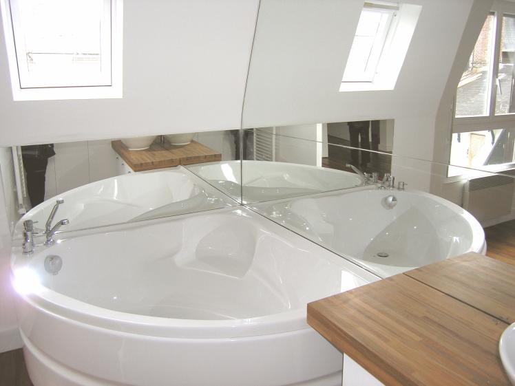 Salle de bains de la suite, installation d'une grande baignoire malgré un volume