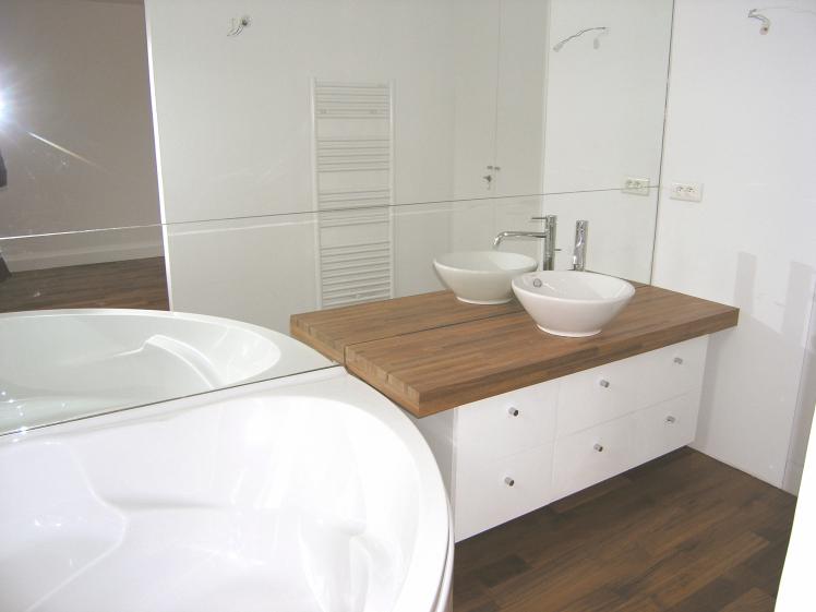 Salle de bains de la suite, parquet en teck massif en continuité avec l'ensemble