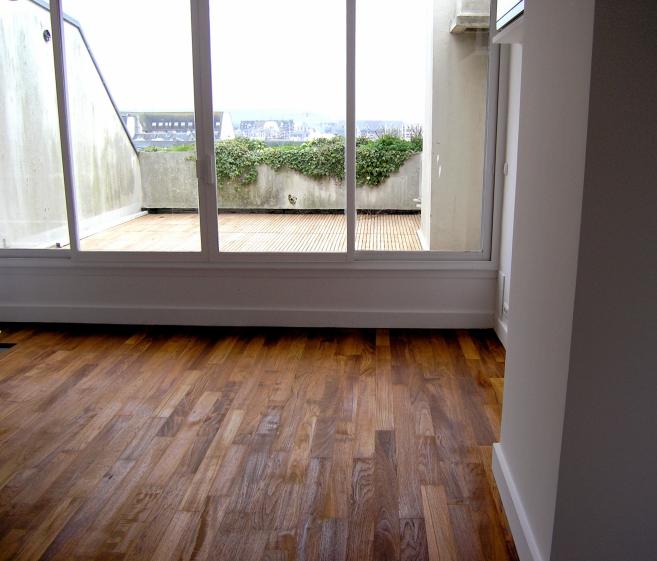 Niveau supérieur du duplex, avec parquet en teck massif, prolongé sur la terrass