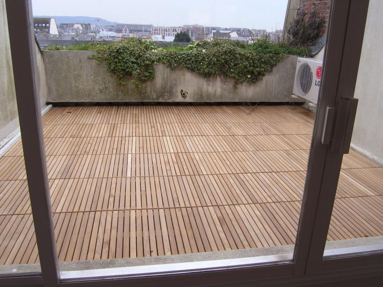 Sur la terrasse, les dalles gravillonnées ont été remplacées par des dalles sur 