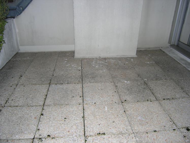 Terrasse avant travaux, avec dalles gravillonnées sur plots.