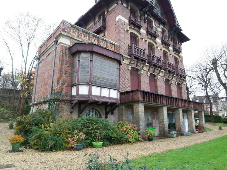 La villa classée avec, au premier plan, le pavillon dont la toiture a été rendue