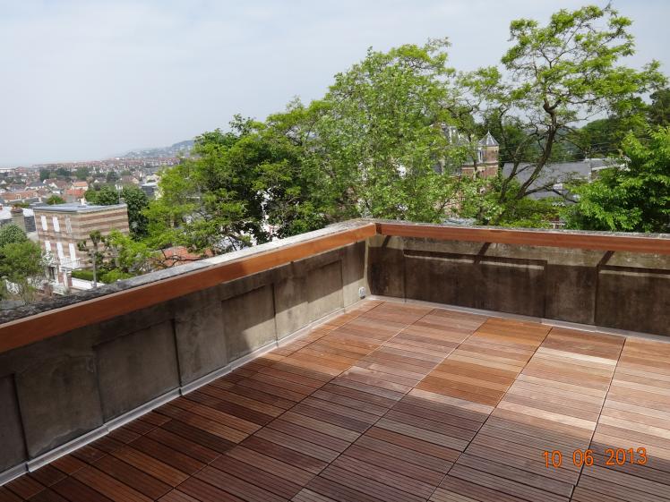 La terrasse rendue accessible. Au sol, dalles sur plots en ipé.