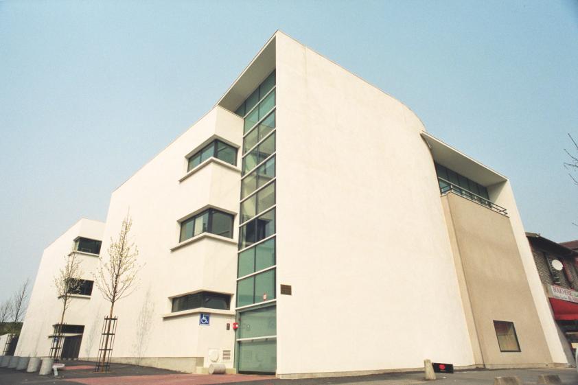 Angle du bâtiment, avec sa façade très fermée sur l'avenue bruyante, et celle pl