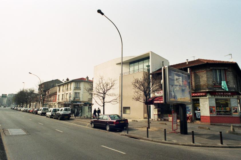 Façade sur l'avenue Jean Jaurès, route nationale.