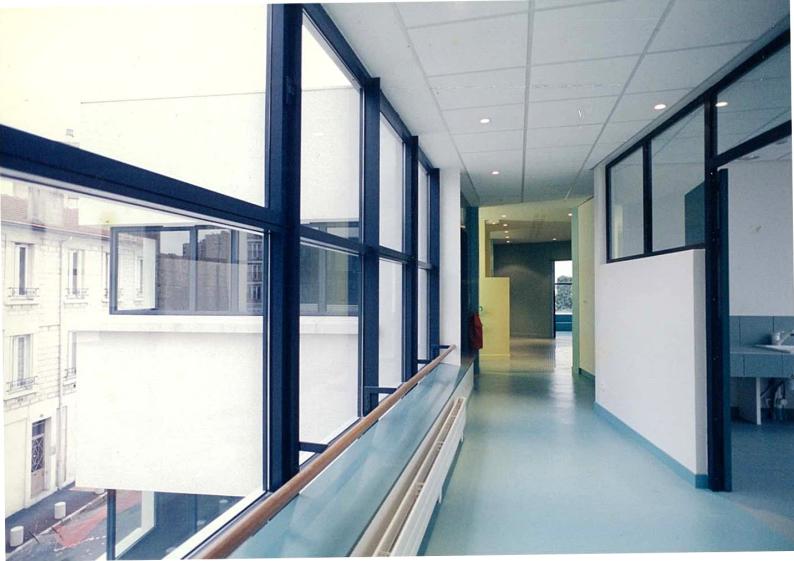 La galerie relie les lieux de vie (salles de groupe, au fond) à l’espace thérape