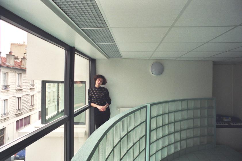 L'architecte dans la salle d’hydrothérapie, espace à la fois lumineux et intime.