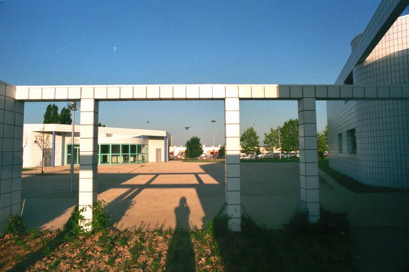 Le portique reliant le foyer de vie à la chaufferie avec, à droite, l'entrée du 