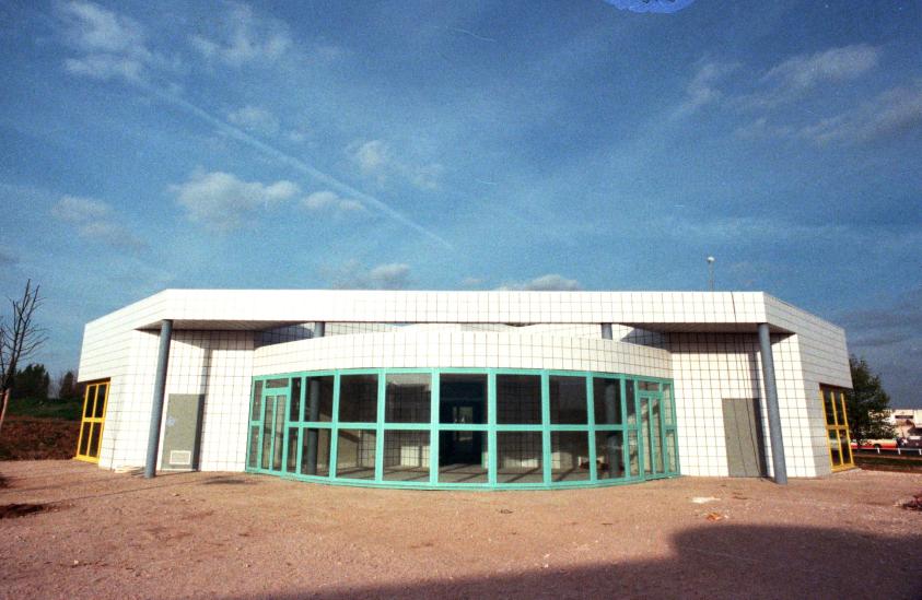 Foyer de jour en rotonde, entouré des ateliers pré-CAT