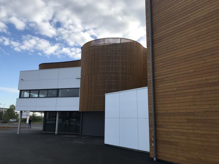 COMMERCES & BUREAUX ISNEAUVILLE