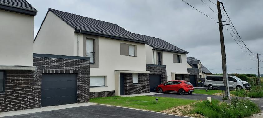 Façade sur rue avec association de 3 matériaux, brique brune, porche réalisé en 