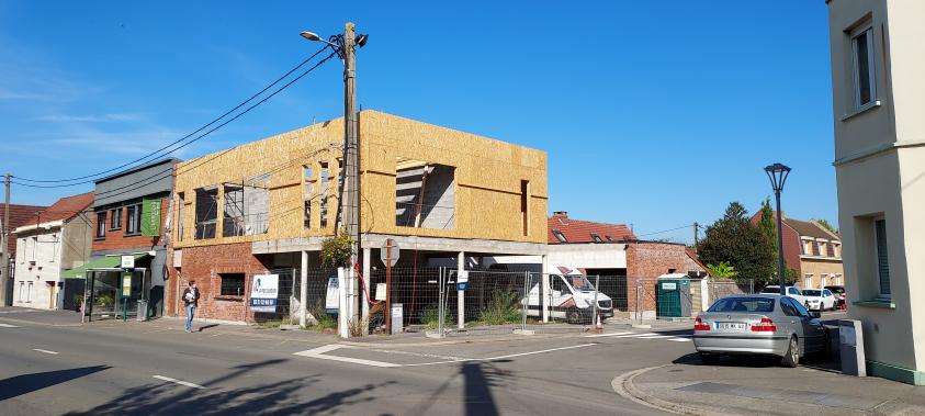 Le site en phase chantier, avec en partie basse le volume réalisé en brique roug