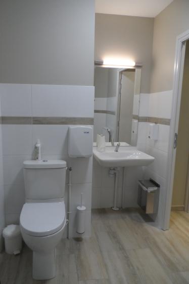Le sanitaire PMR réalisé en lieu et place des anciennes installations sanitaires