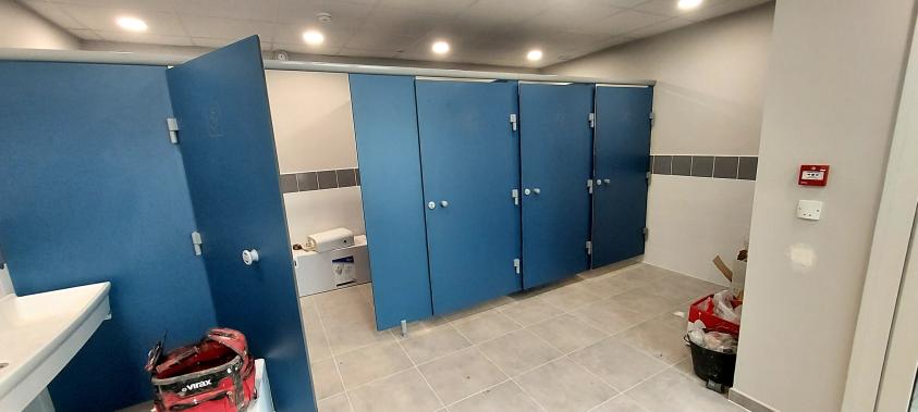 Amenagement interieur en cours, sanitaire filles 