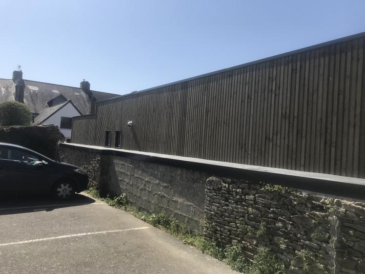 Le bardage et le muret de pierre