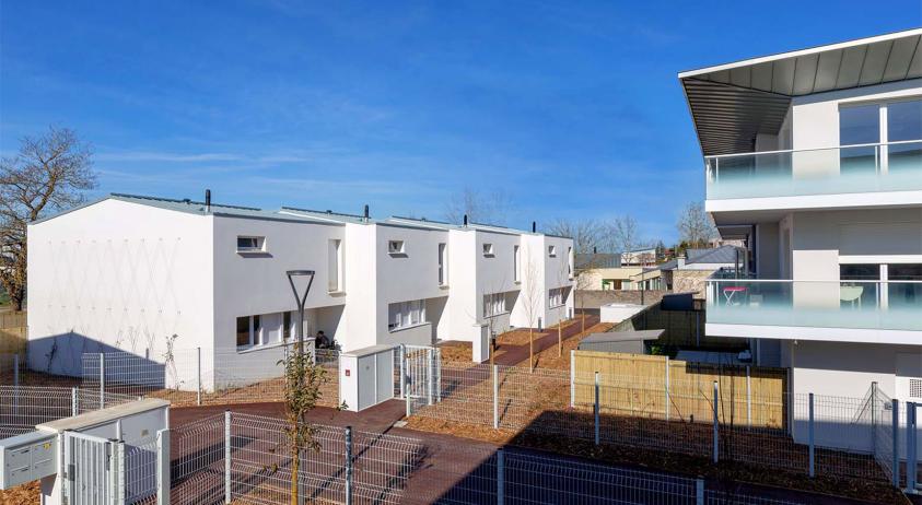 Espace privé pietons entre les maisons accolées et les logements collectifs