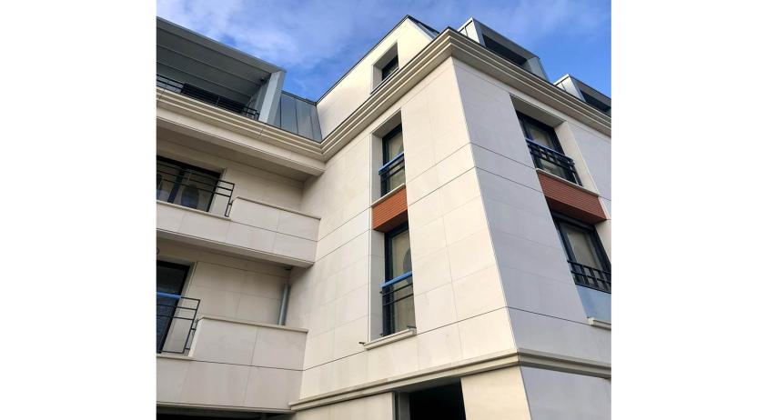 Détail de façade sur rue pendant sur rue