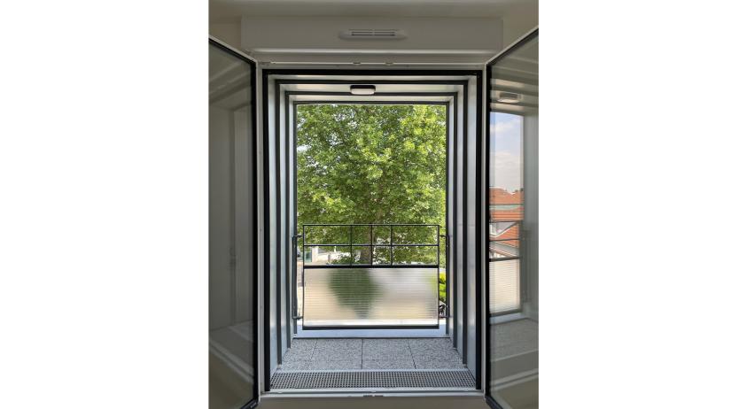 Vue depuis loggia sur rue