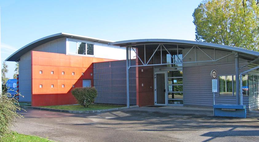 Façade sur l'entrée du site