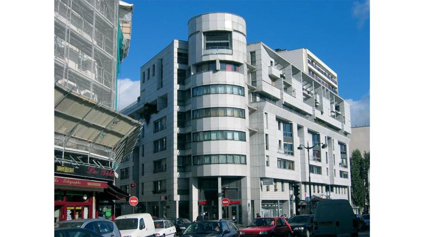 Façade sur l'angle de rue