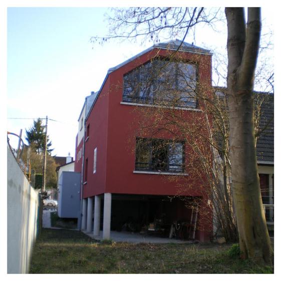 depuis le jardin, une maison sur pilotis