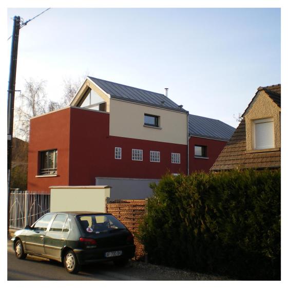 depuis la rue, une maison sur le toit