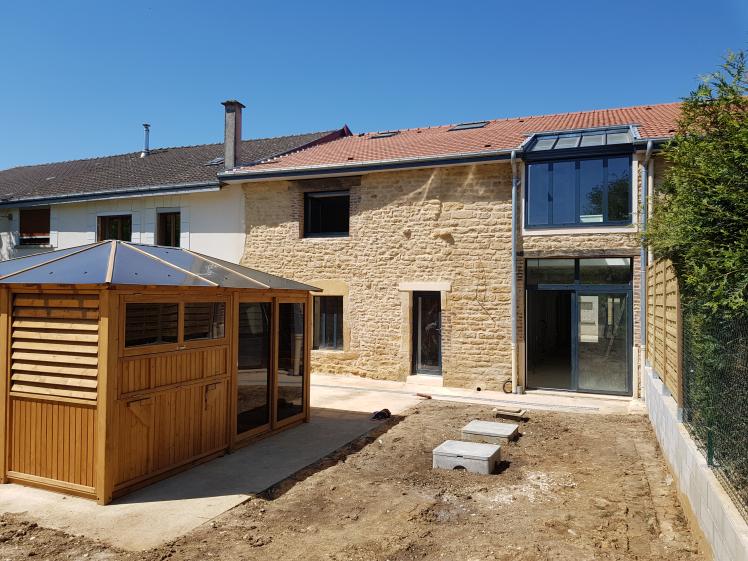 La façade sur jardin : verriere, maçonnerie jointoyée, terrasse et gazebo