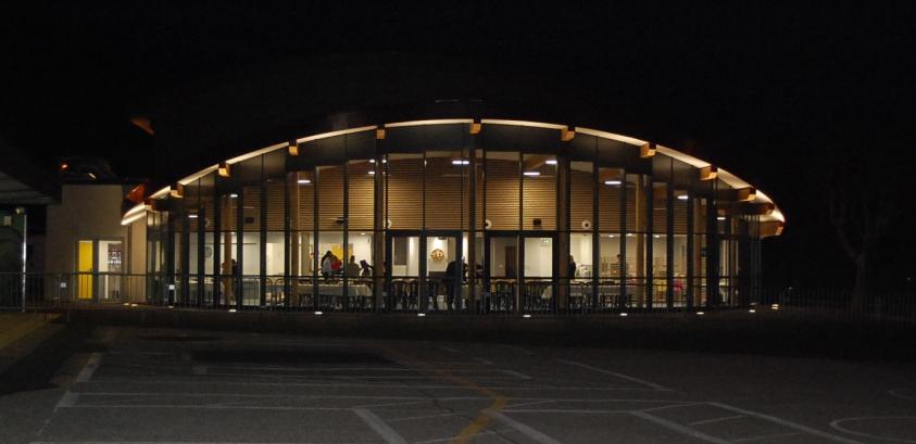 Mise en lumière du restaurant scolaire, servant ponctuellement de grande salle d