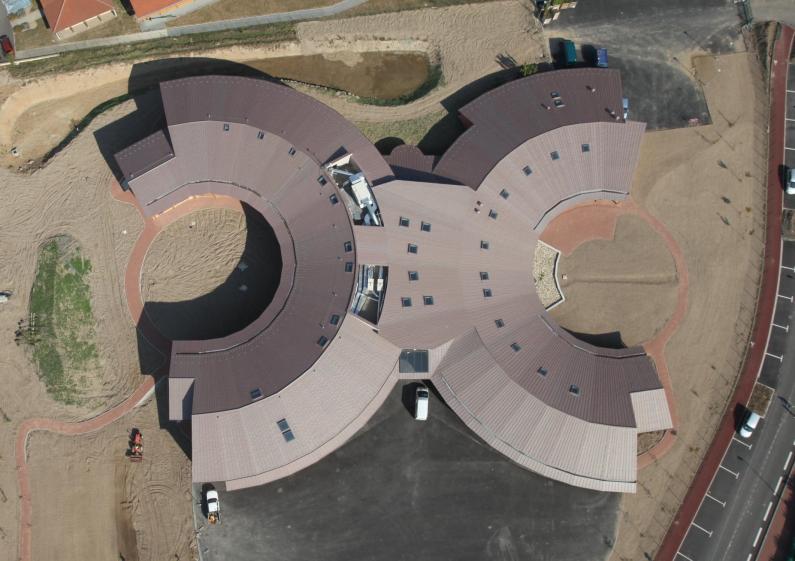 Vue aérienne , le bâtiment en X autour de son axe