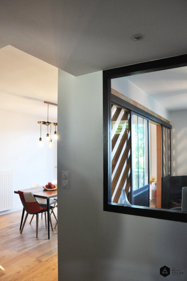 Salle à manger vue du couloir