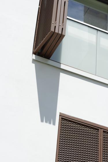 Détail de façade - volets en métal déployé