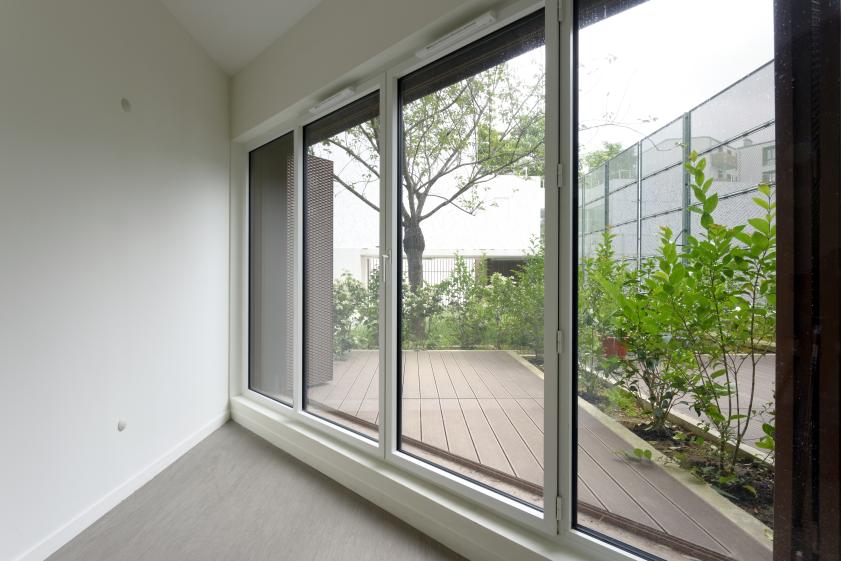 Vue intérieure d'un logement sur terrasse extérieure