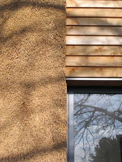 une_maison_de_rozo_detail_menuiserie_bois_et_roseau_2.jpg