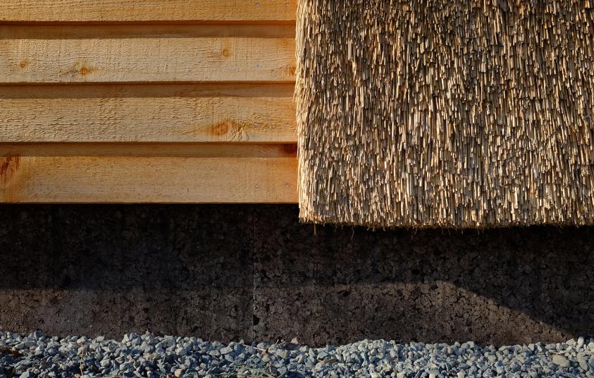 une_maison_de_rozo_detail_roseau_bardage_bois_liege_2.jpg