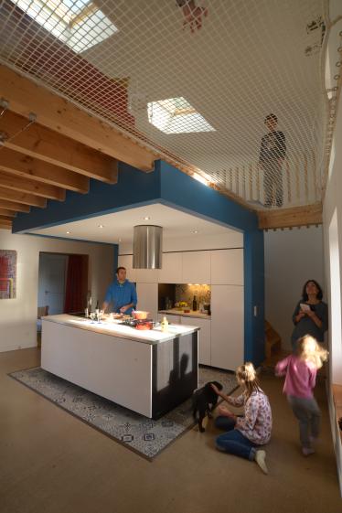 Une mezzanine filet permet un lien entre le salon et le coin repas