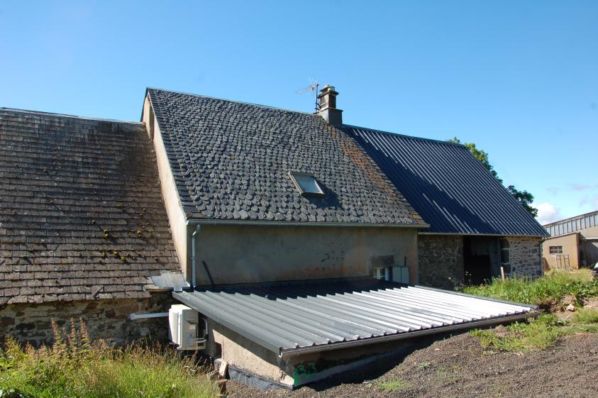 Façade ouest - Après travaux - La toiture de la grange et de la cave est refaite