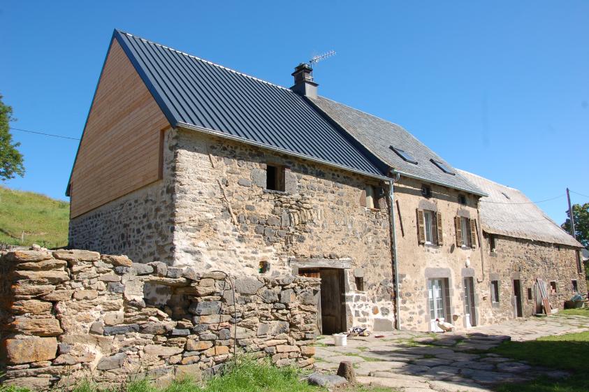 Pignon SUD - EST - La toiture et le pignon sud de la grange sont refait