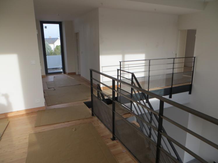 La mezzanine et le dégagement donnent sur une terrasse haute coté jardin