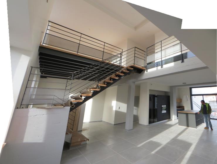 Vue depuis le salon sur la piéce de vie et la mezzanine