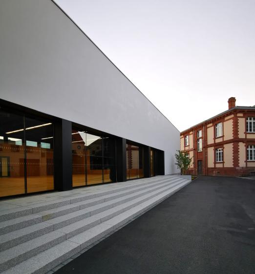 02_gymwi_emmarchements_cour_c_rhb_architectes_libredroits.jpg