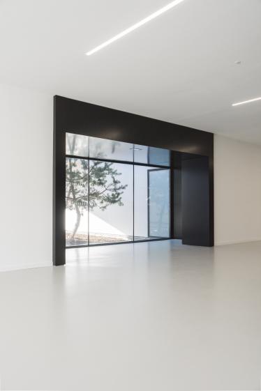 07_gymwi_hall_vue_sur_patio_c_rhb_architectes_libredroits.jpg