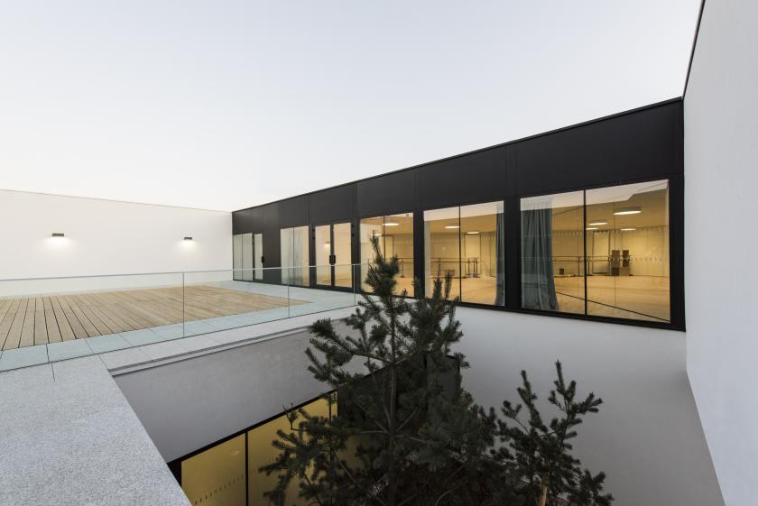 08_gymwi_patio_c_rhb_architectes_libredroits.jpg