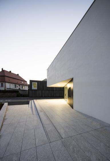 15_gymwi_entree_principale_rampe_c_rhb_architectes_libredroits.jpg