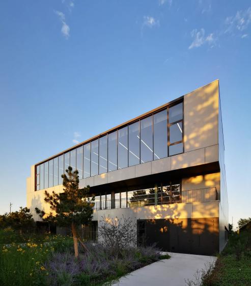 02_facade_dentree_ouest_c_rhb_architectes.jpg