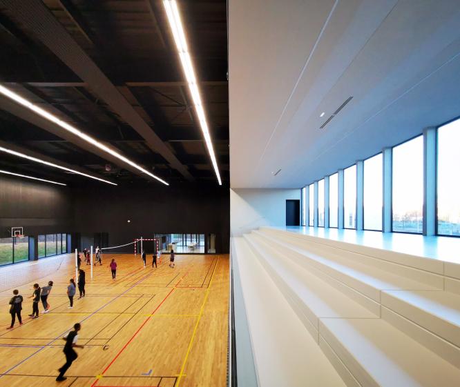 03_plateau_sportif-tribune_c_rhb_architectes.jpg