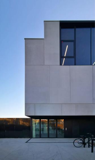08_frontale_parvis_c_rhb_architectes.jpg